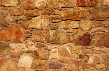 Çatlamış bir taştan bir duvar parçası.