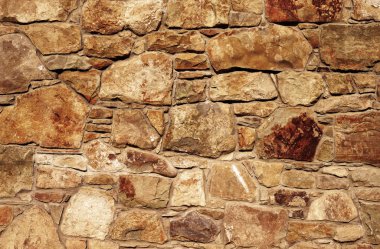 Çatlamış bir taştan bir duvar parçası.