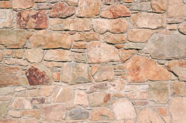 Çatlamış bir taştan bir duvar parçası.