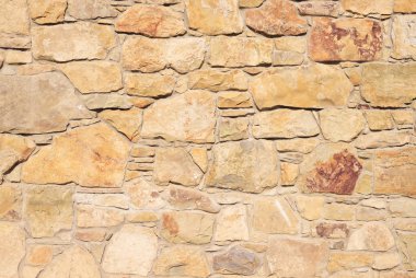 Çatlamış bir taştan bir duvar parçası.