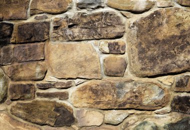 Çatlamış bir taştan bir duvar parçası.