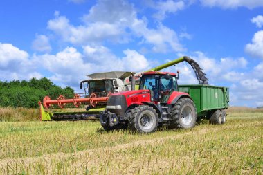 Kalush, Ukrayna 20 Temmuz 2018: Modern Claas hasat hasat Mısır gevreği şehrin Kalush, Ukrayna, birleştirmek..