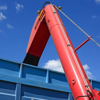 Arabada zıpzıp yüklü kolza tohumu traktörü..