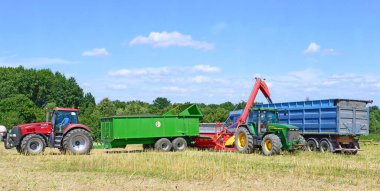Kırsal alanda çalışan tarım makineleri