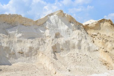 Güneşli bir günde beyaz kum ocağı