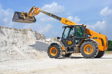 Kalush, Ukrayna - 25 Temmuz 2016: Teleskopik işleyicisinde çalışma alanı alanı şehrin Kalush, Ukrayna .