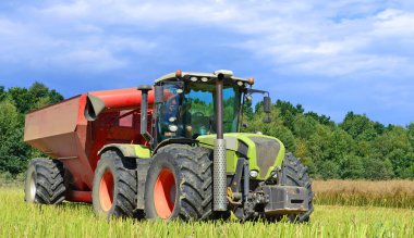 Kalush, Ukrayna - 30 Eylül 2019: Ukrayna 'nın Kalush kenti yakınlarında soya fasulyesi hasat eden modern John Deere traktörü.