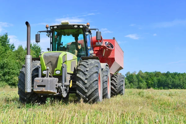 Kalush Ukraine September 2019 Modern John Deere Tractor Harvesting Soybeans — стоковое фото