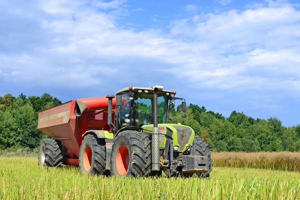 Kalush Ukraine September 2019 Modern John Deere Tractor Harvesting Soybeans — Stock fotografie