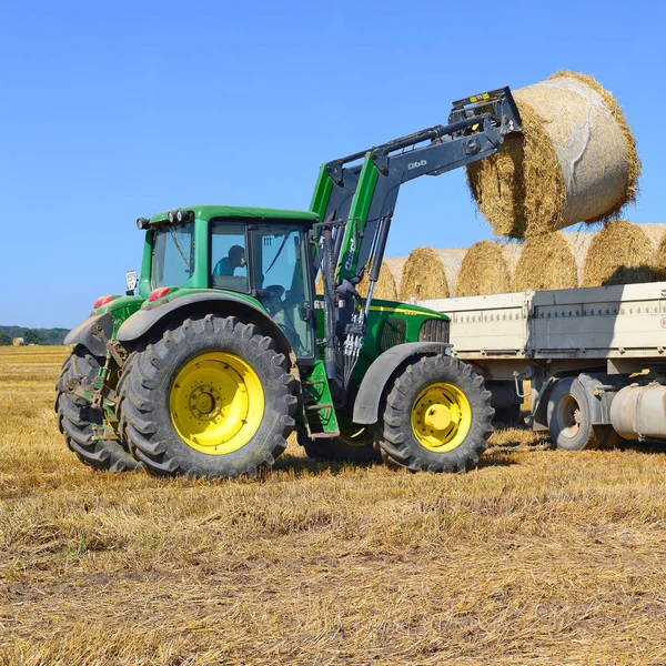 Kalush Ukraine August Universal Loader Harvesting Straw Field Town Kalush —  Fotos de Stock