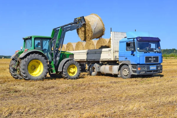 Kalush Ukraine August Universal Loader Harvesting Straw Field Town Kalush — Stockfoto