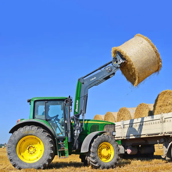 Kalush Ukraine August Universal Loader Harvesting Straw Field Town Kalush — ストック写真