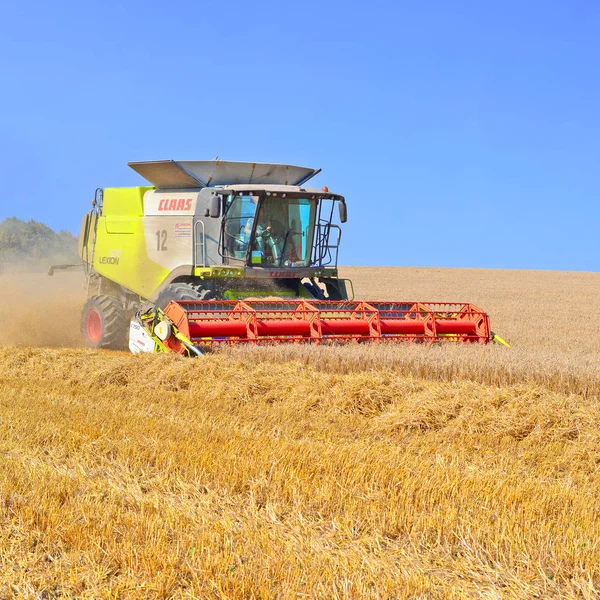 Kalush Ukraine July 2015 Modern Combine Harvesting Grain Field Town — Stock Photo, Image