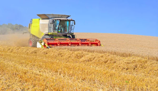 Kalush Ukraine Juli 2015 Moderne Mähdrescher Ernten Getreide Auf Einem — Stockfoto