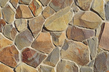 Çatlamış bir taştan bir duvar parçası.