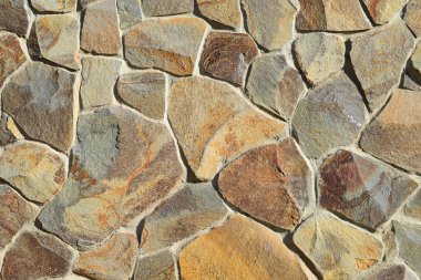 Çatlamış bir taştan bir duvar parçası.