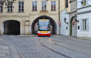 Prague, Çek Cumhuriyeti - 7 Mayıs 2017: bir modern tramvay şehrin sokaklarında.