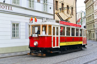 Prague, Çek Cumhuriyeti - 30 Kasım 2016: eski tramvay eski sokaklarda turist Tur güzergah üzerinde