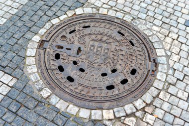 Prag, Çek Cumhuriyeti - 25 Mayıs 2019: Kanalizasyon kapağı. Ana tren istasyonu.