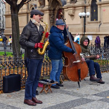 Prague, Çek Cumhuriyeti - 30 Kasım 2016: sokak müzisyenleri Noel'den önce Prag'da eski meydanında.