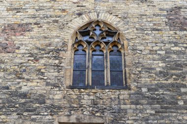 eski bir taş binada pencere