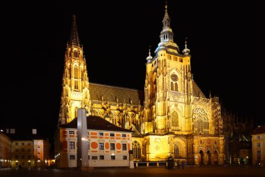 Çek Cumhuriyeti 'nin Prag Şatosu' ndaki Aziz Vitus katedrali. Gece aydınlatma.