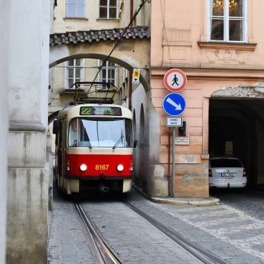 Prag, Çek Cumhuriyeti - 25 Mayıs 2019: Şehrin sokaklarında eski tramvay.