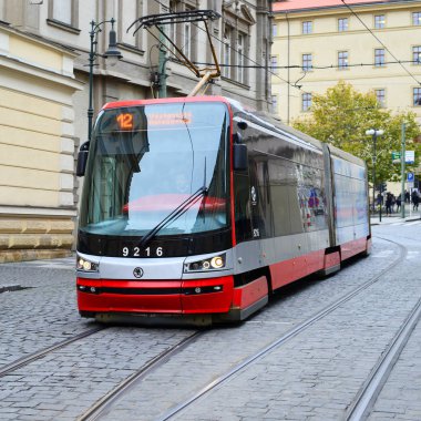 Prague, Çek Cumhuriyeti - 30 Kasım 2016: Modern tramvay eski Prag sokaklarında