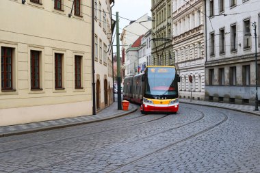 Prague, Çek Cumhuriyeti - 30 Kasım 2016: Modern tramvay eski Prag sokaklarında