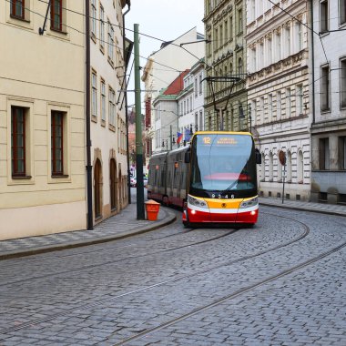 Prague, Çek Cumhuriyeti - 30 Kasım 2016: Modern tramvay eski Prag sokaklarında