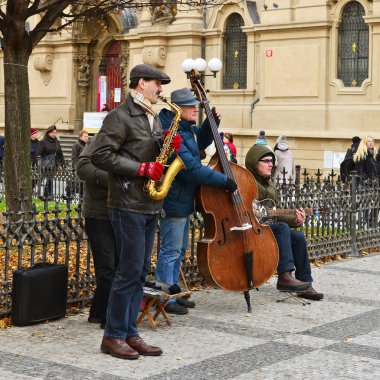 Prague, Çek Cumhuriyeti - 30 Kasım 2016: sokak müzisyenleri Noel'den önce Prag'da eski meydanında.