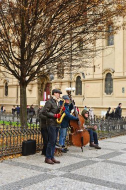 Prague, Çek Cumhuriyeti - 30 Kasım 2016: sokak müzisyenleri Noel'den önce Prag'da eski meydanında.