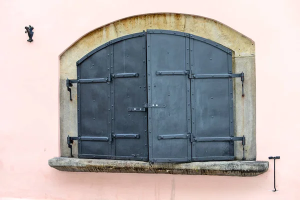 Detalle Una Pared Edificio Antiguo Con Persianas Hierro Forjado Ventana — Foto de Stock