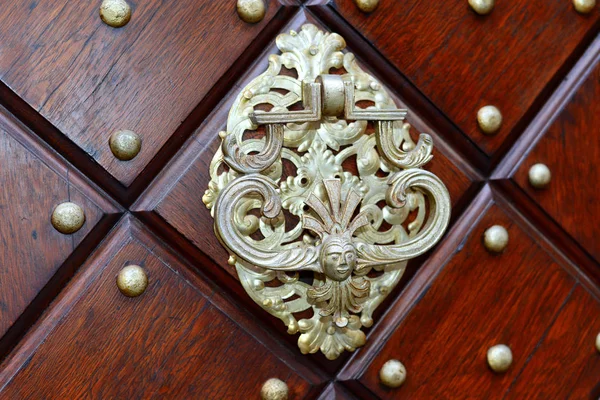 Stare Drewniane Drzwi Metalową Rączką — Zdjęcie stockowe