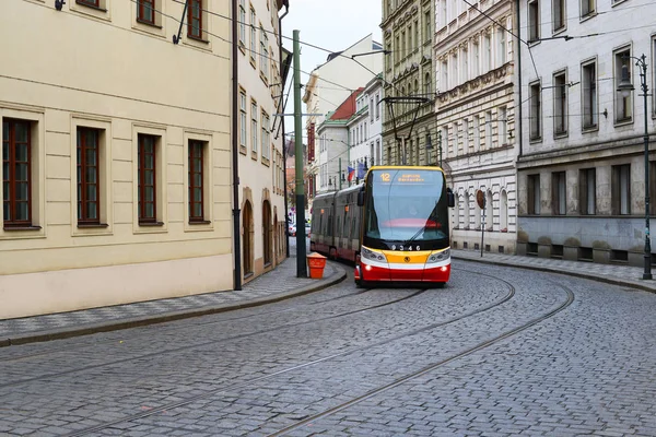 Prague, Çek Cumhuriyeti - 30 Kasım 2016: Modern tramvay eski Prag sokaklarında