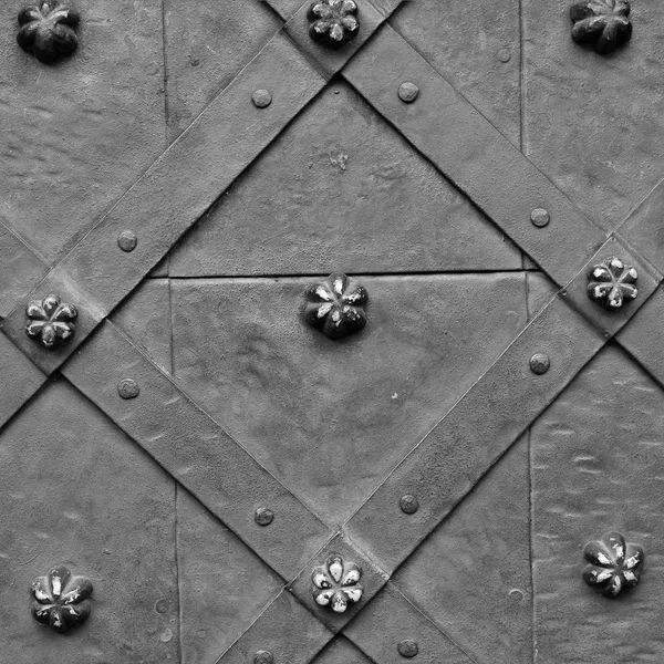 Fragment Frontowych Metalowych Drzwi Starożytnego Budynku Kutego Żelaza Elementów Napowietrznych — Zdjęcie stockowe