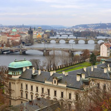 Prag, Çek Cumhuriyeti, eski şehir manzarası, nehir ve köprülerle muhteşem şehir manzarası