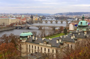 Prag, Çek Cumhuriyeti, eski şehir manzarası, nehir ve köprülerle muhteşem şehir manzarası