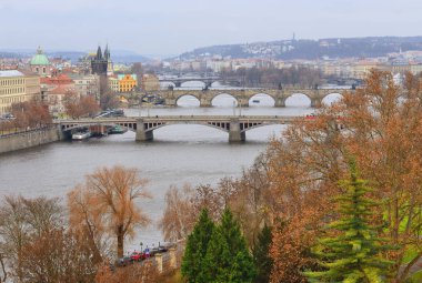 Prag, Çek Cumhuriyeti, eski şehir manzarası, nehir ve köprülerle muhteşem şehir manzarası