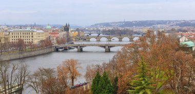 Prag, Çek Cumhuriyeti, eski şehir manzarası, nehir ve köprülerle muhteşem şehir manzarası