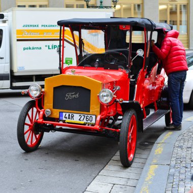 Prague, Çek Cumhuriyeti - 29 Kasım 2016: turist retro araba Prag eski sokaklarında