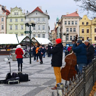 Prague, Çek Cumhuriyeti - 30 Kasım 2016: sokak müzisyenleri Noel'den önce Prag'da eski meydanında.