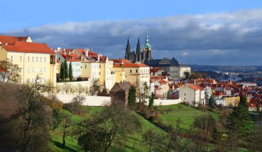 PRAG, CZECH Cumhuriyet - 4 Mayıs 2018: Strahov Manastırı 'nın duvarları şehir manzarası.