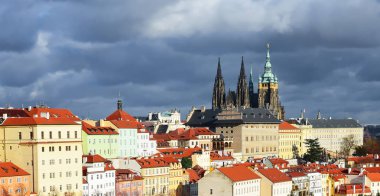 PRAG, CZECH Cumhuriyet - 4 Mayıs 2018: Strahov Manastırı 'nın duvarları şehir manzarası.