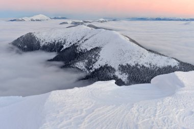 Karpatlar kış akşamları