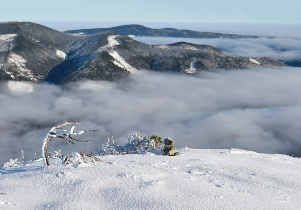 Winterliche Berglandschaft Mit Nebel — Stockfoto