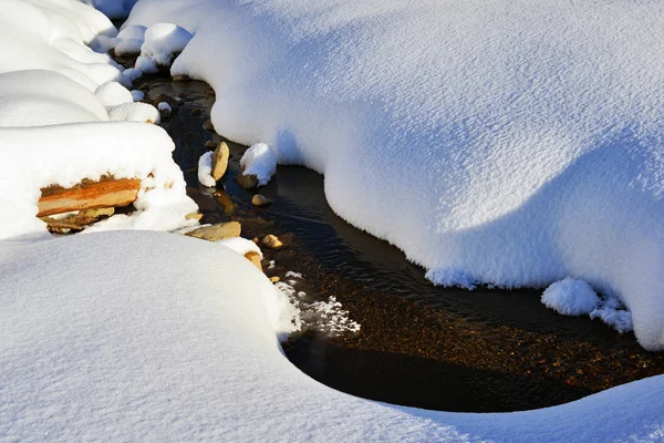 Inverno Ruscello Copertura Neve — Foto Stock