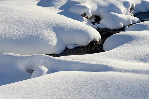 Inverno Ruscello Copertura Neve — Foto Stock