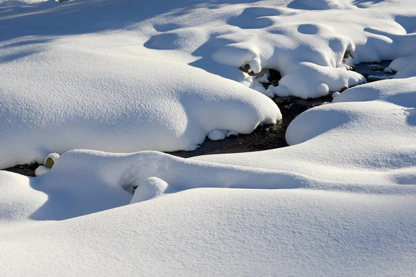 Inverno Ruscello Copertura Neve — Foto Stock