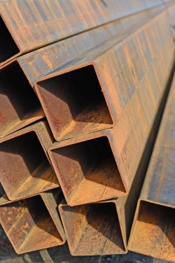 Metal. Dikdörtgen çelik boru.    